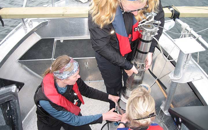 Anna Rotander och Anna Kärrman vid provtagningen i Vänern för att kartlägga förekomsten av mikroplast.