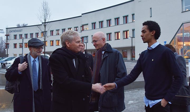 Michael Young hälsar på Alexander Duarte Tsegai.