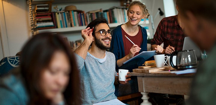 Studenter som studerar tillsammans i ett vardagsrum