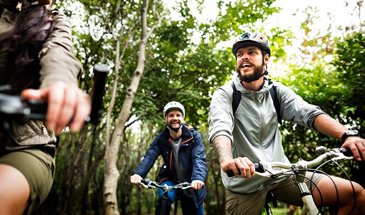 Kompisar cyklar i skogen