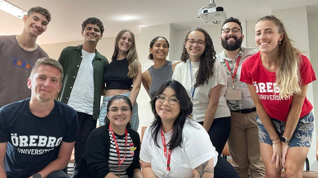 Gruppfoto på Jennifer och Elias ihop med studenter i Brasilien