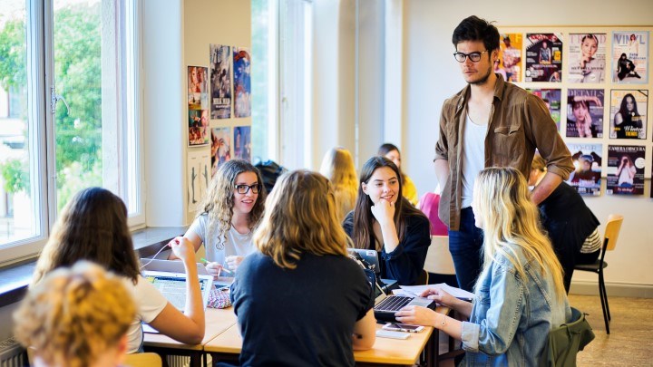 Gymnasieelever i klassrum grupparbete